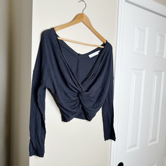 ASTR Twist Front Long Sleeve Crop Top - Picture 4 of 7